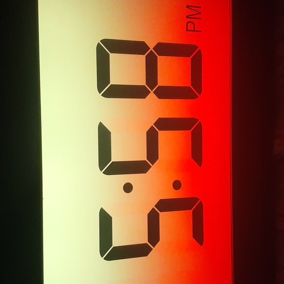 Digital alarm clock with a radio and chargeable colors - Picture 6 of 9